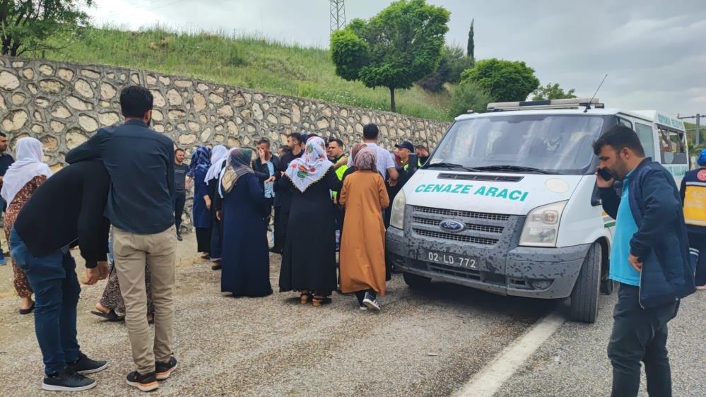 ADIYAMAN'DA OTOMOBİL TAKLA ATTI: 1 ÖLÜ, 1 YARALI